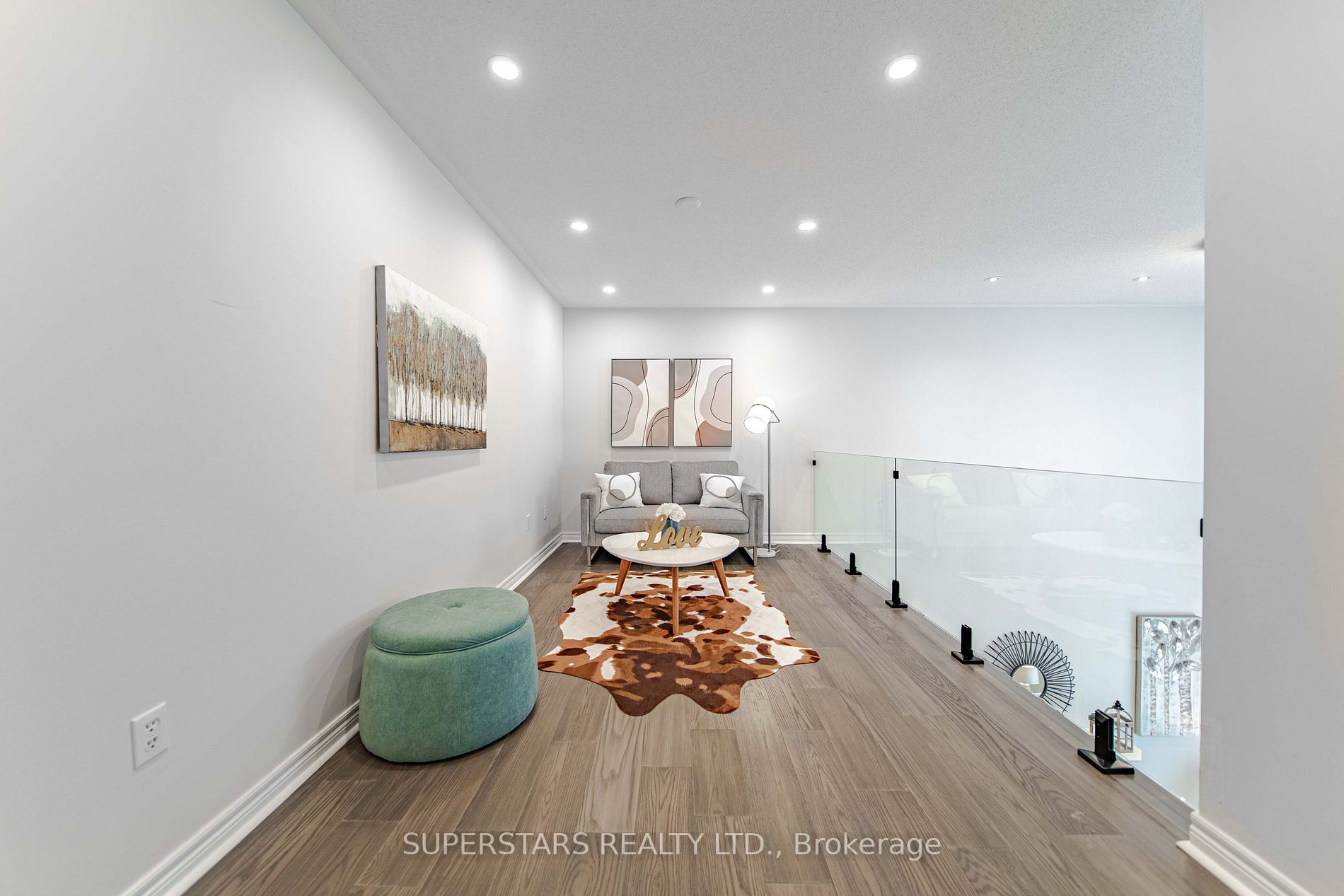 22 Ayhart St