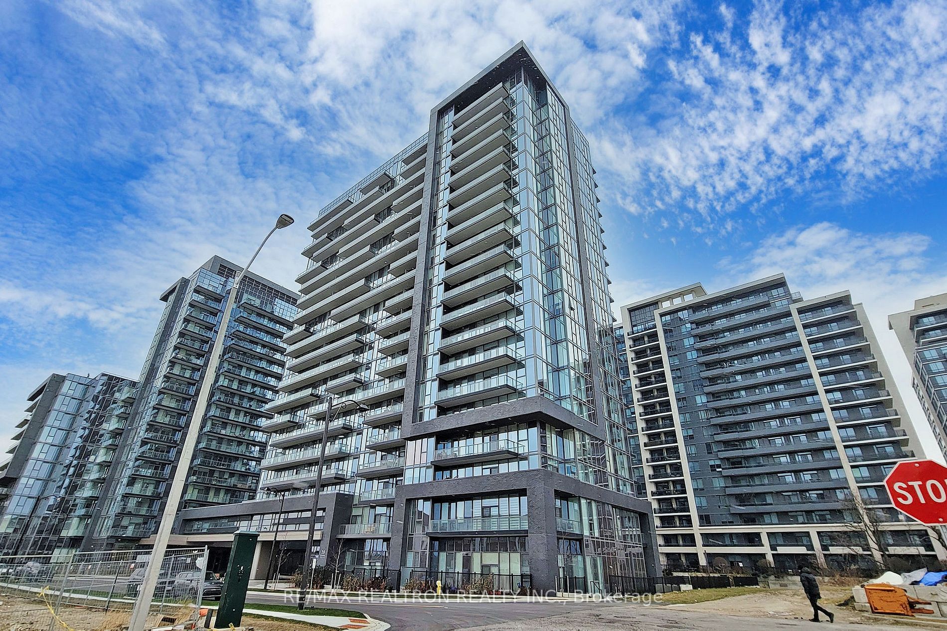 20 Gatineau Drive, #1801