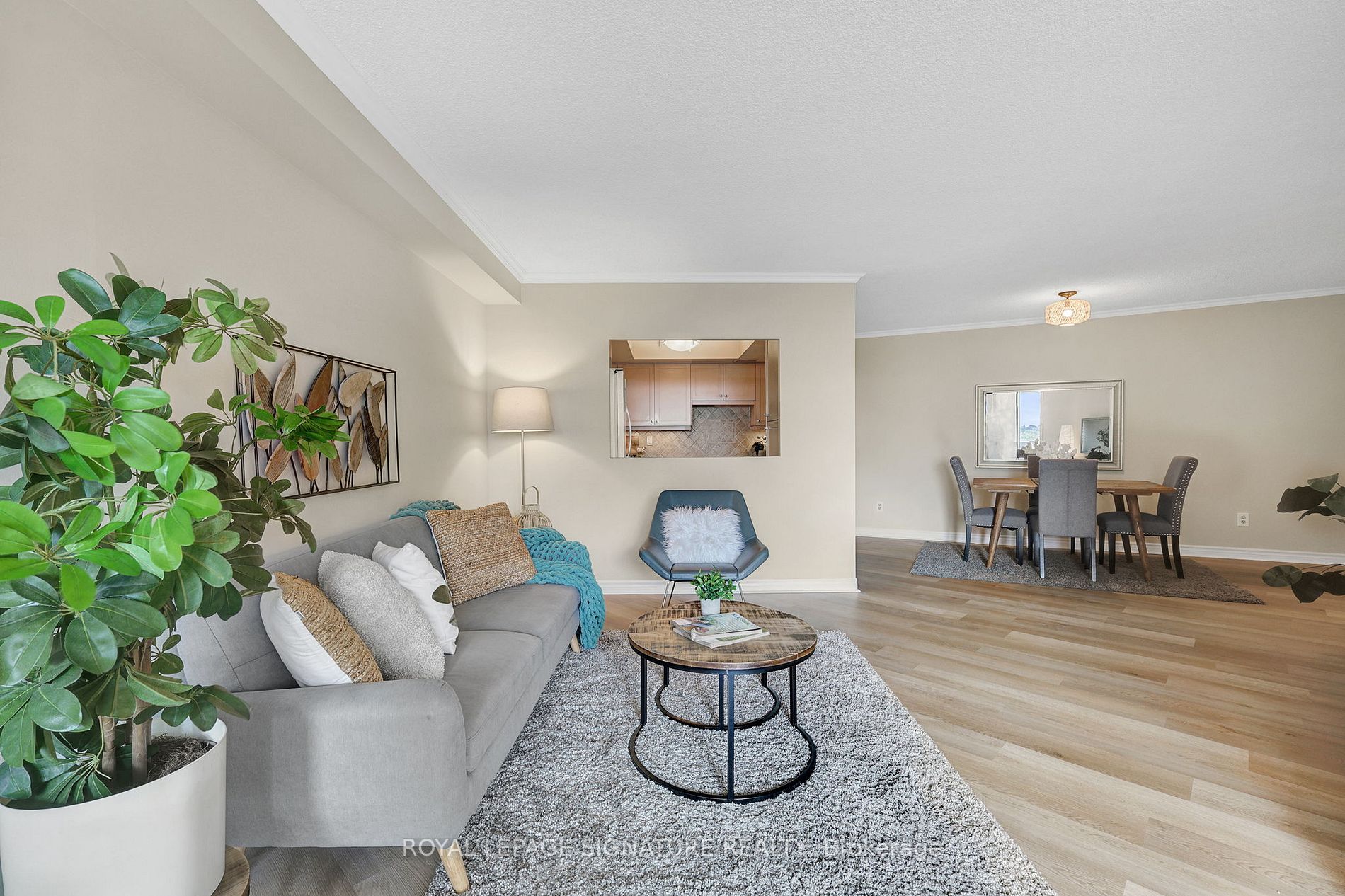 7811 Yonge St, #808