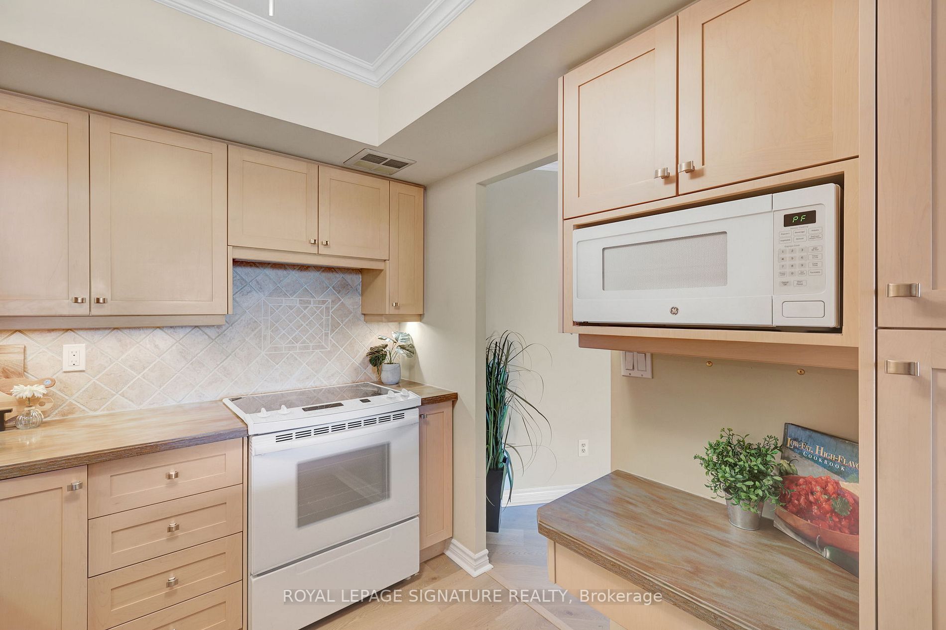 7811 Yonge St, #808