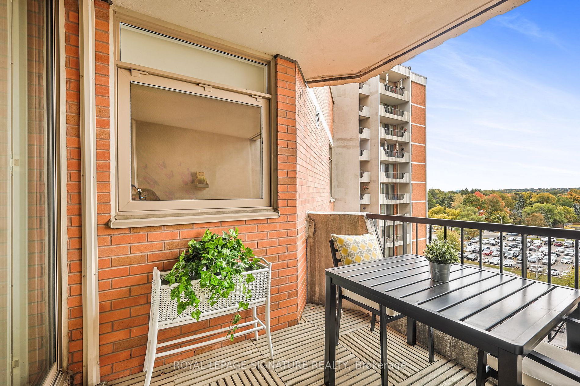 7811 Yonge St, #808