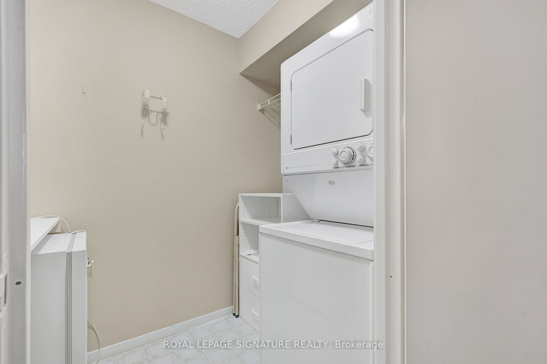 7811 Yonge St, #808