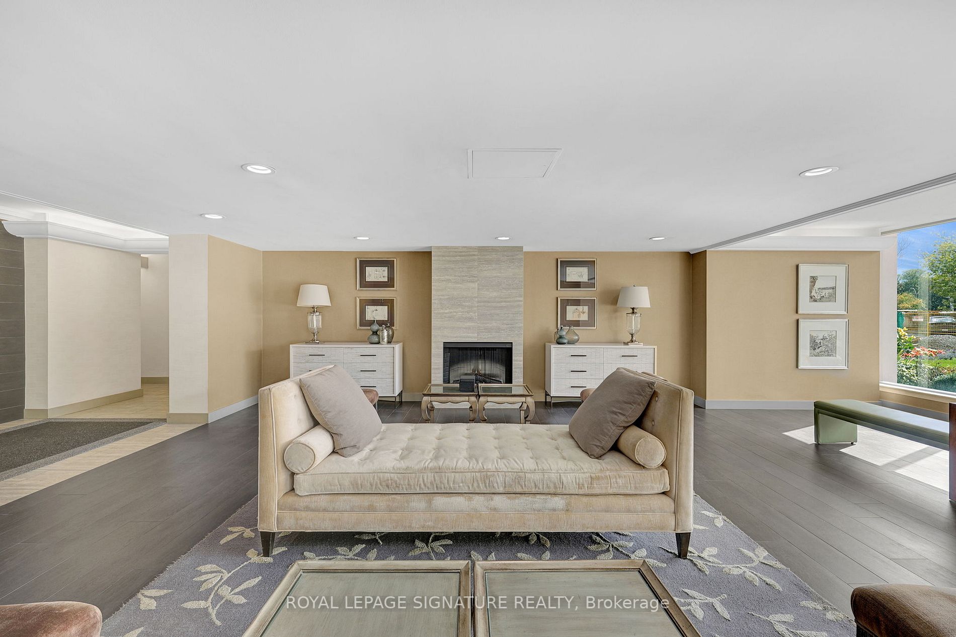 7811 Yonge St, #808