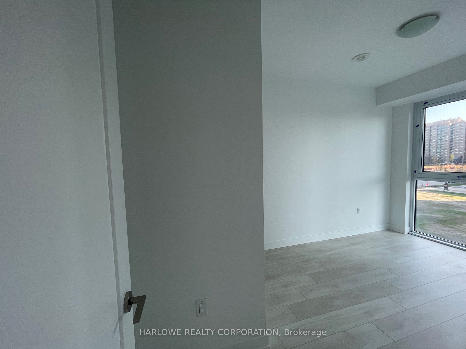 105 Oneida Crescent, #205