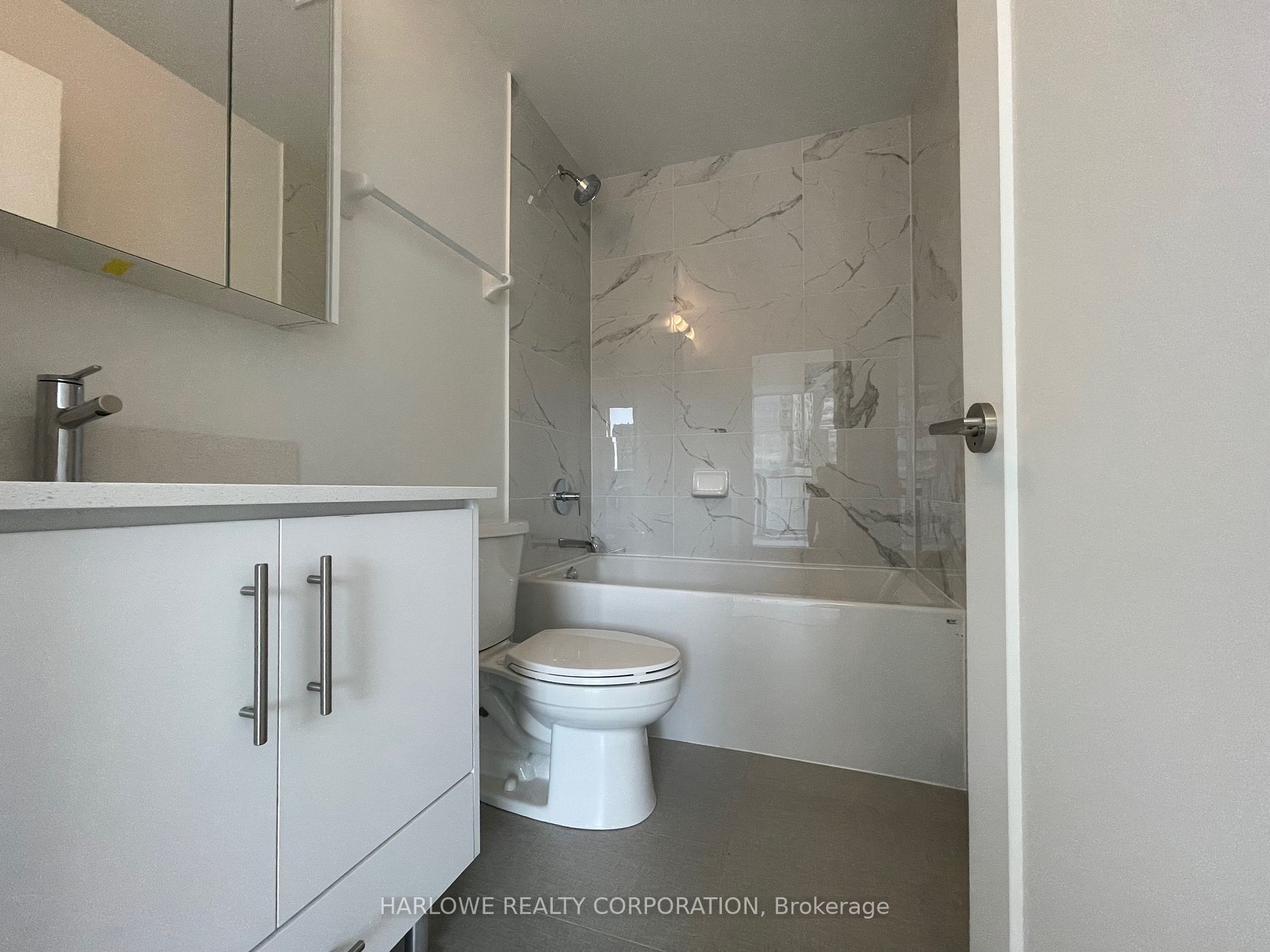 105 Oneida Crescent, #205