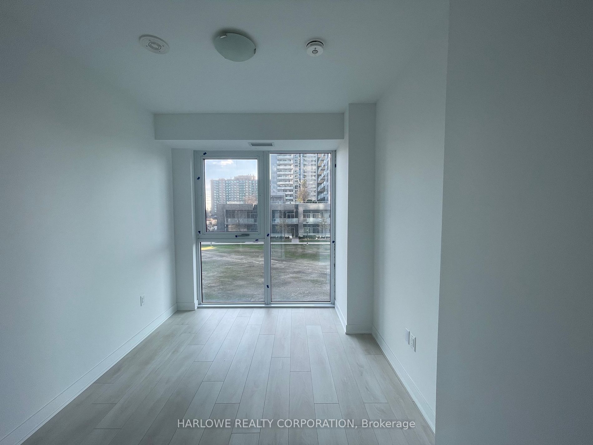 105 Oneida Crescent, #205