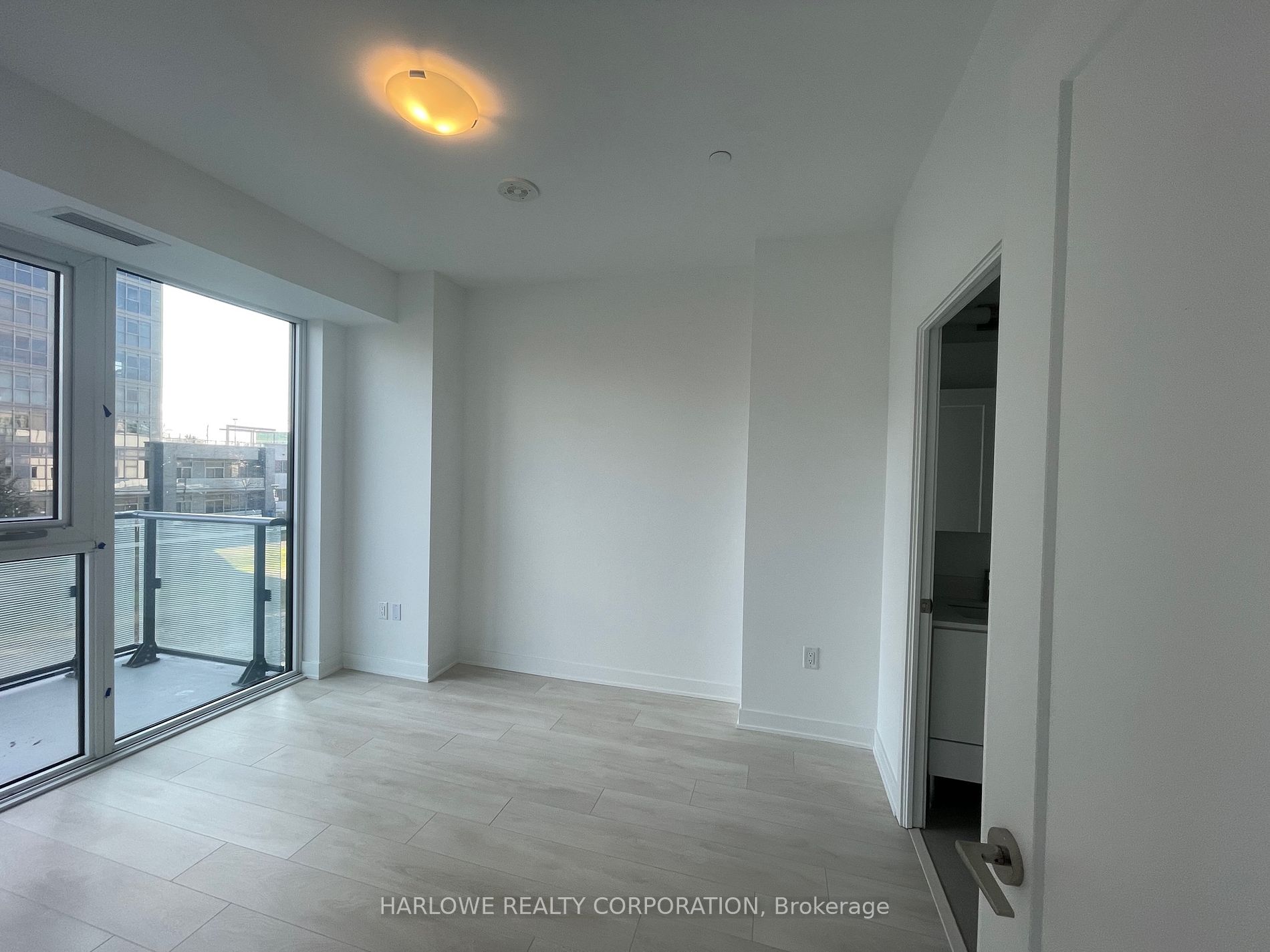 105 Oneida Crescent, #205