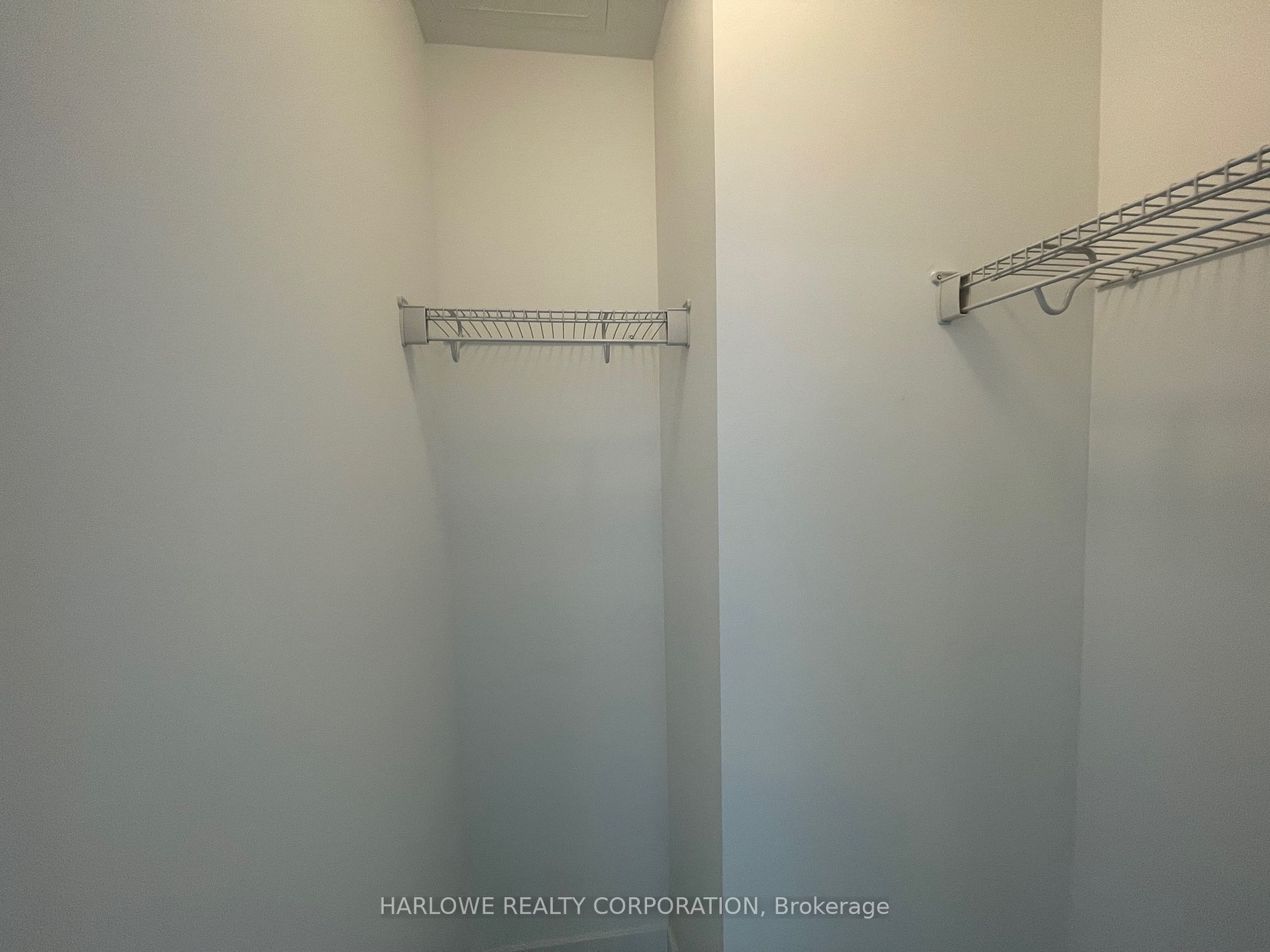 105 Oneida Crescent, #205