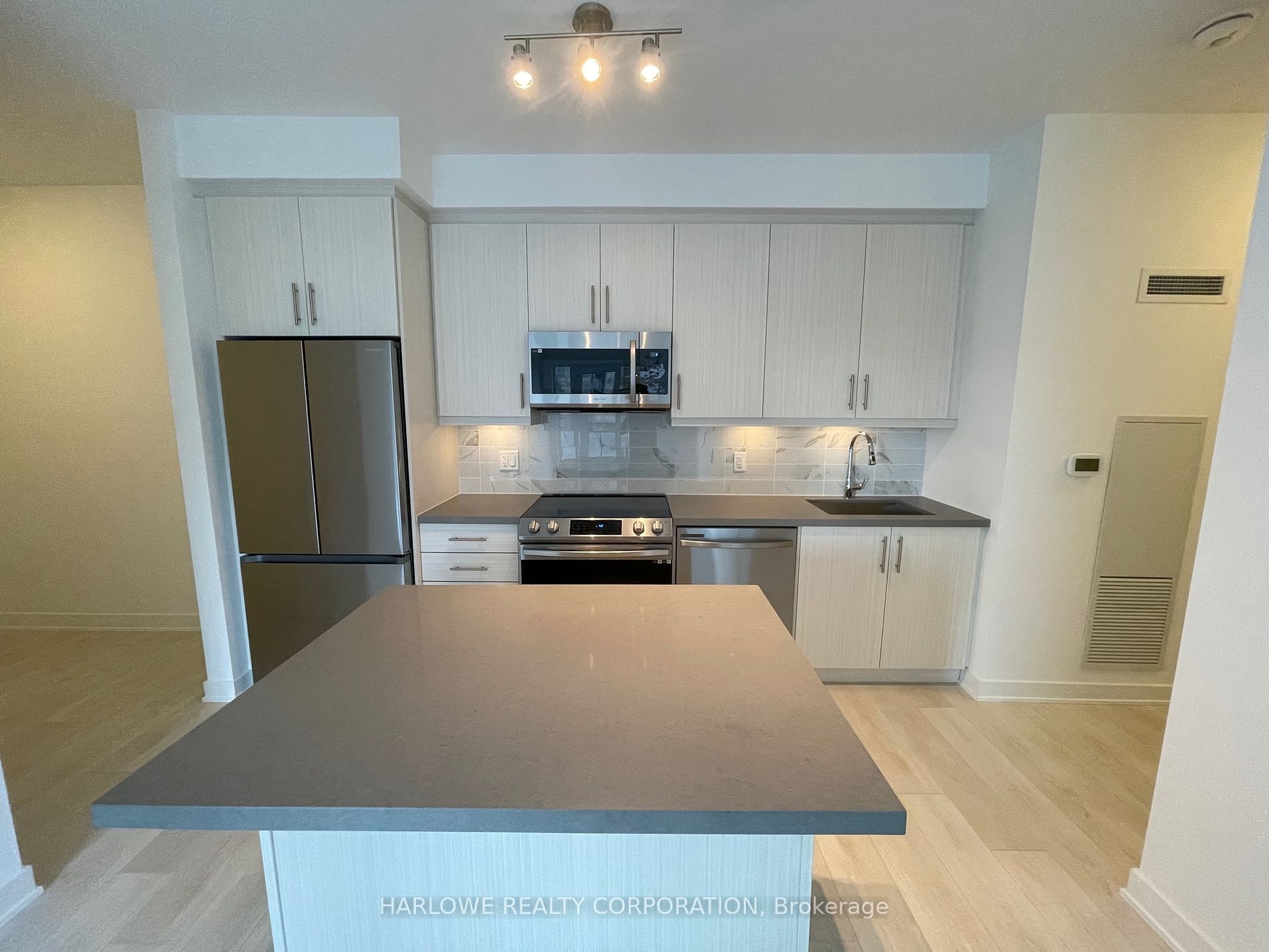 105 Oneida Crescent, #205