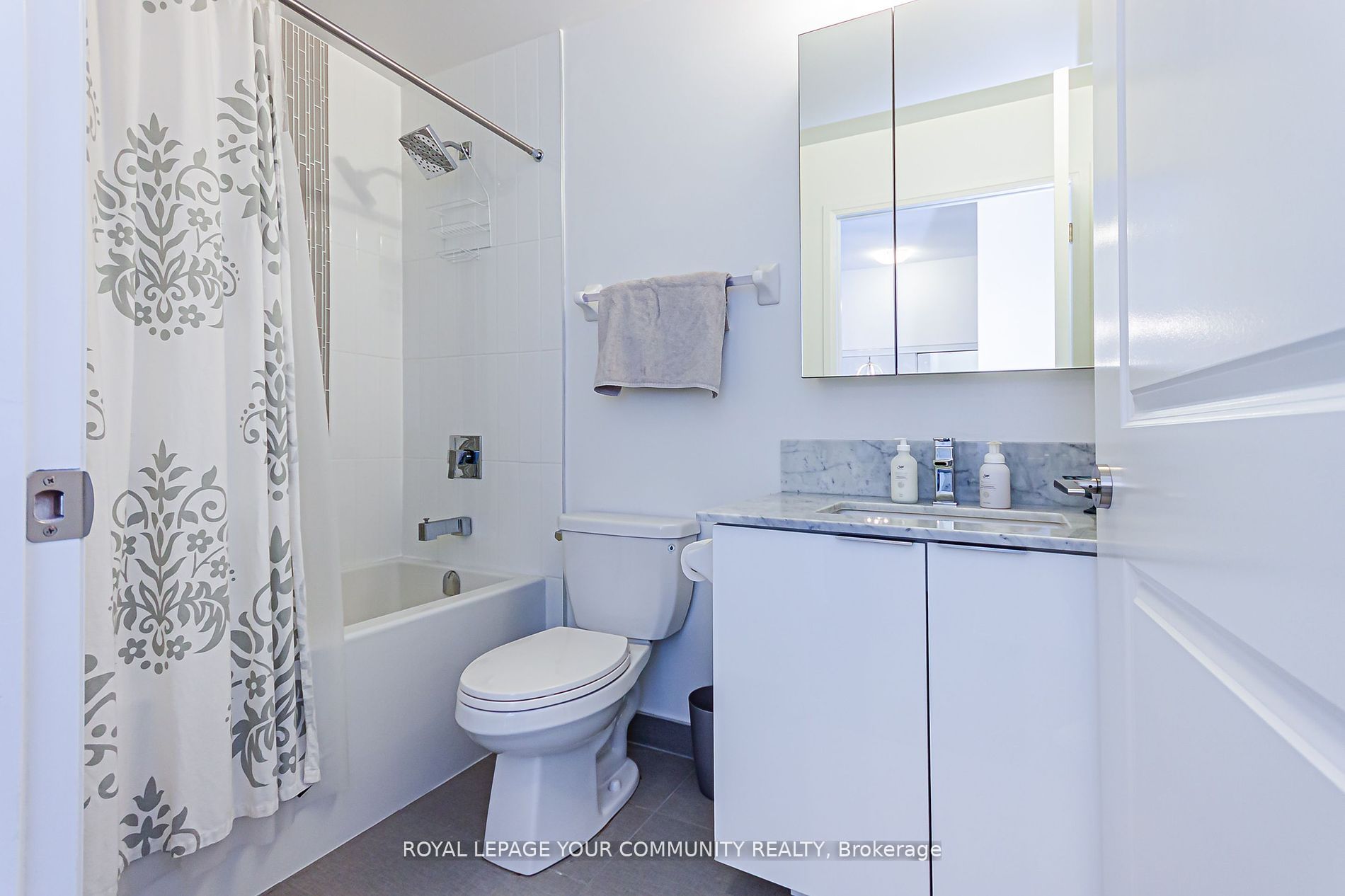 99 Eagle Rock Way N, #825