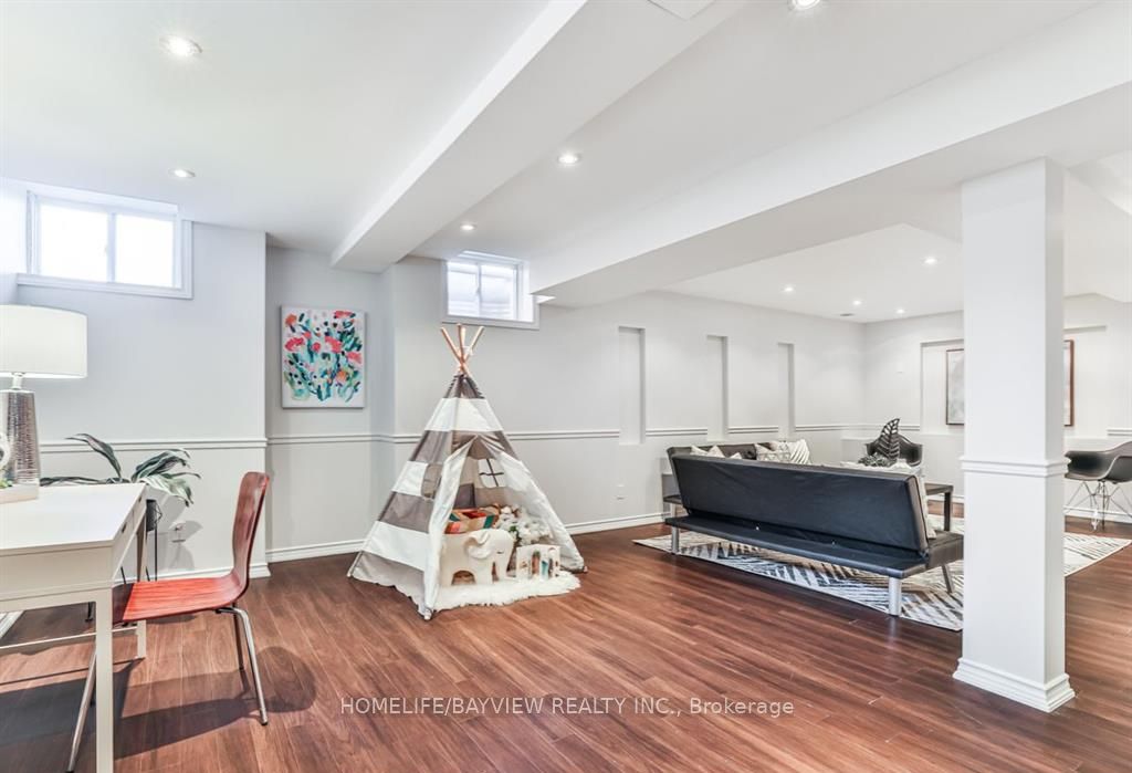 50 Mansard Dr