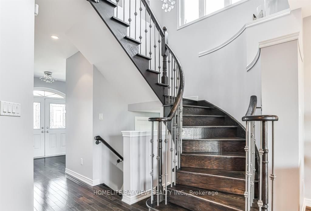 50 Mansard Dr
