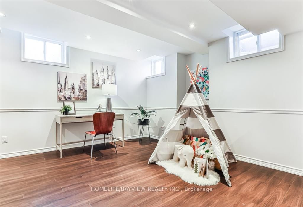 50 Mansard Dr