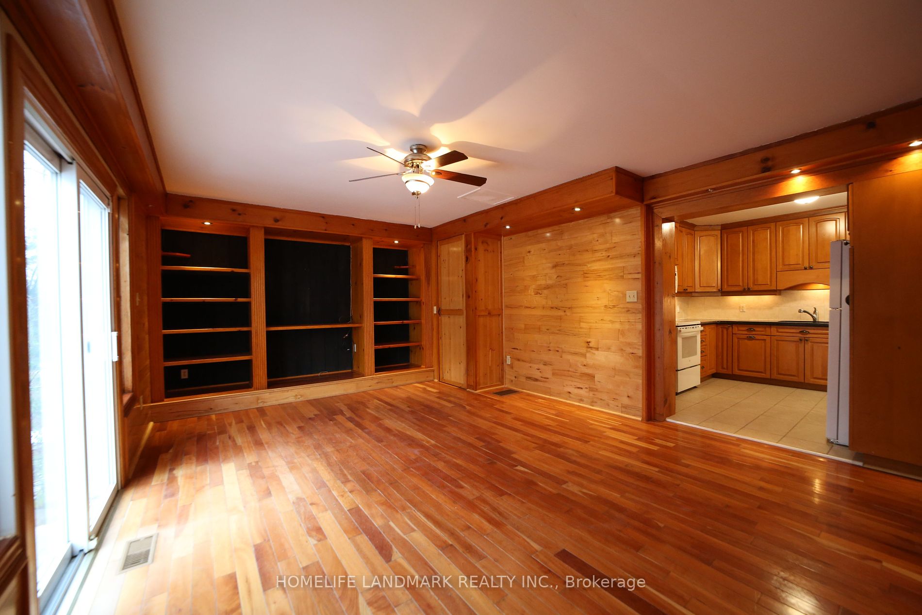 33 Millard Ave E