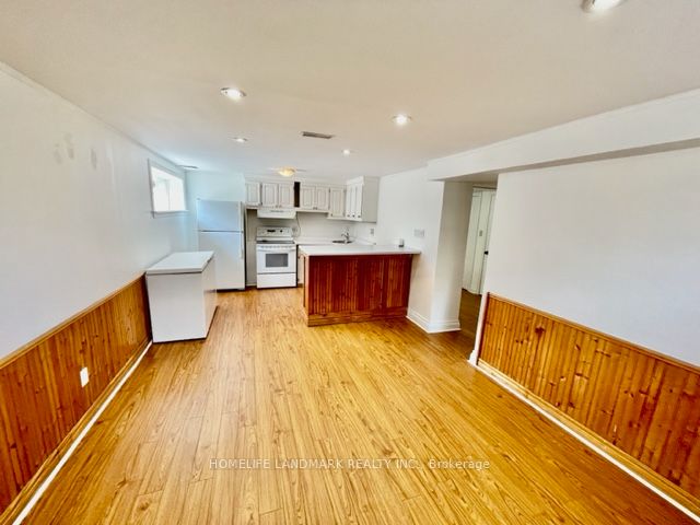 33 Millard Ave E