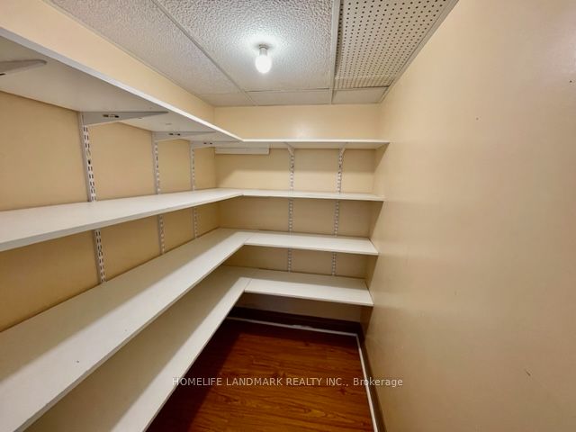 33 Millard Ave E