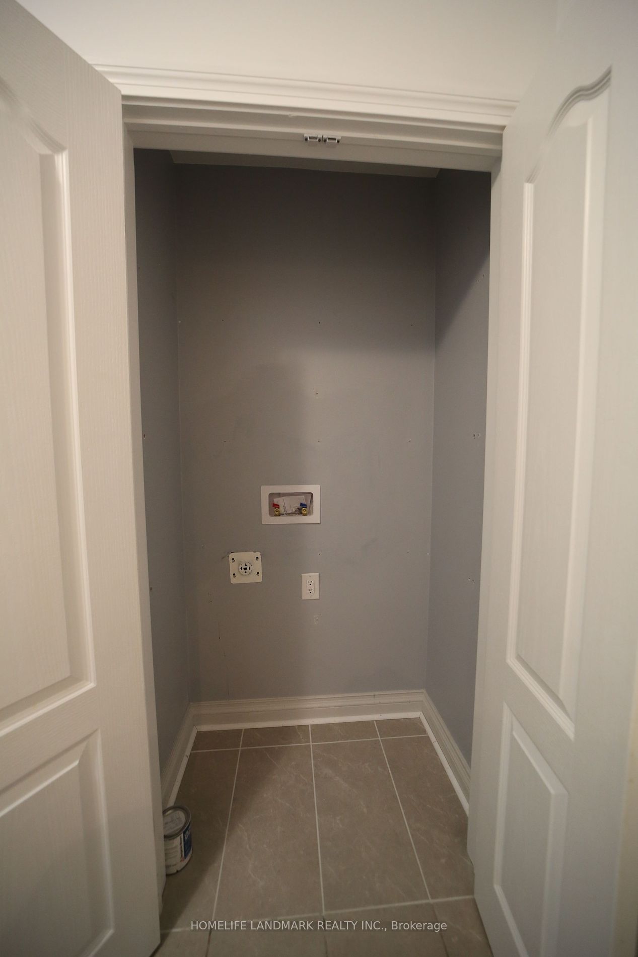 33 Millard Ave E