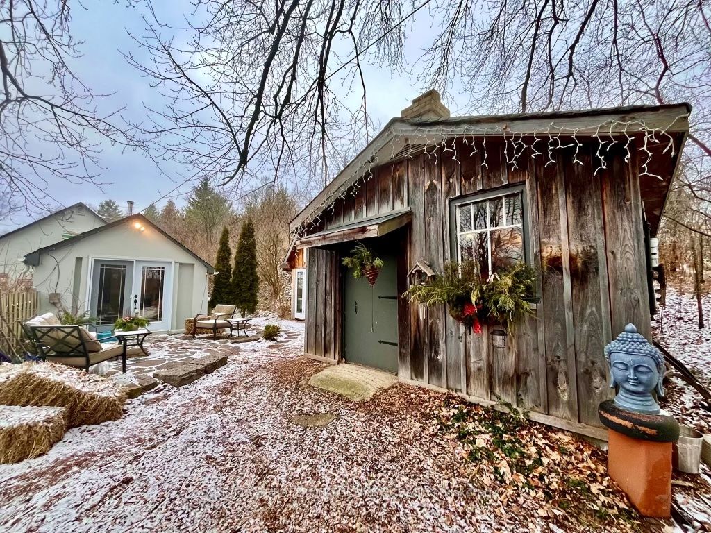 2872 Mount Albert Road