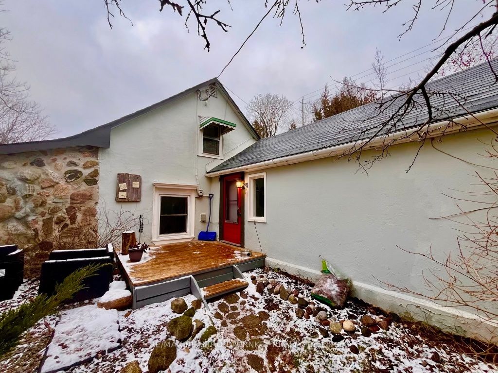 2872 Mount Albert Road