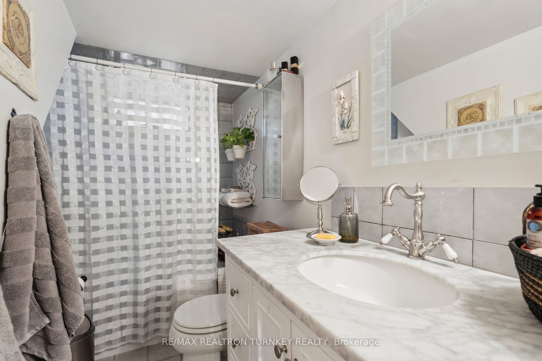 2872 Mount Albert Road