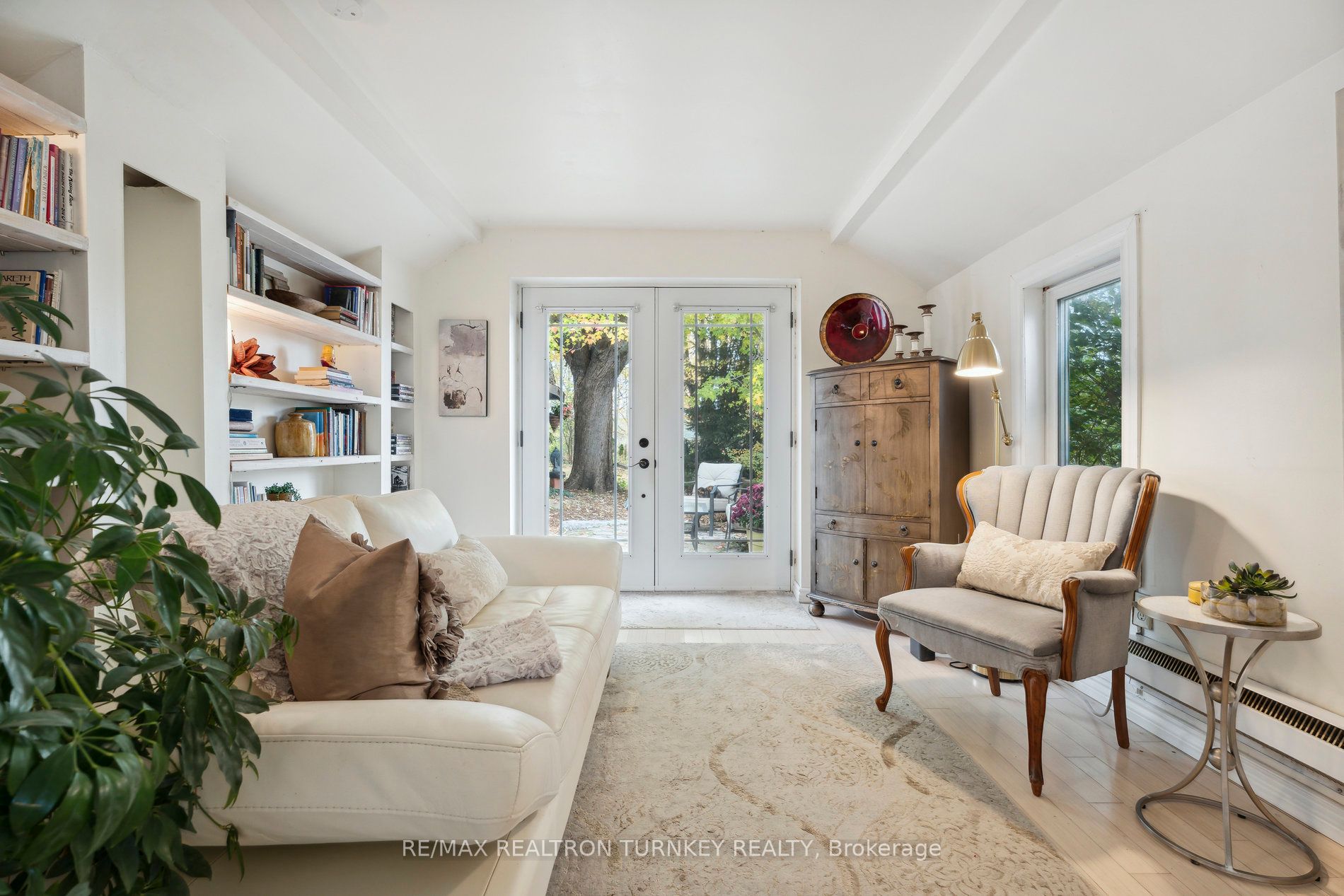 2872 Mount Albert Road