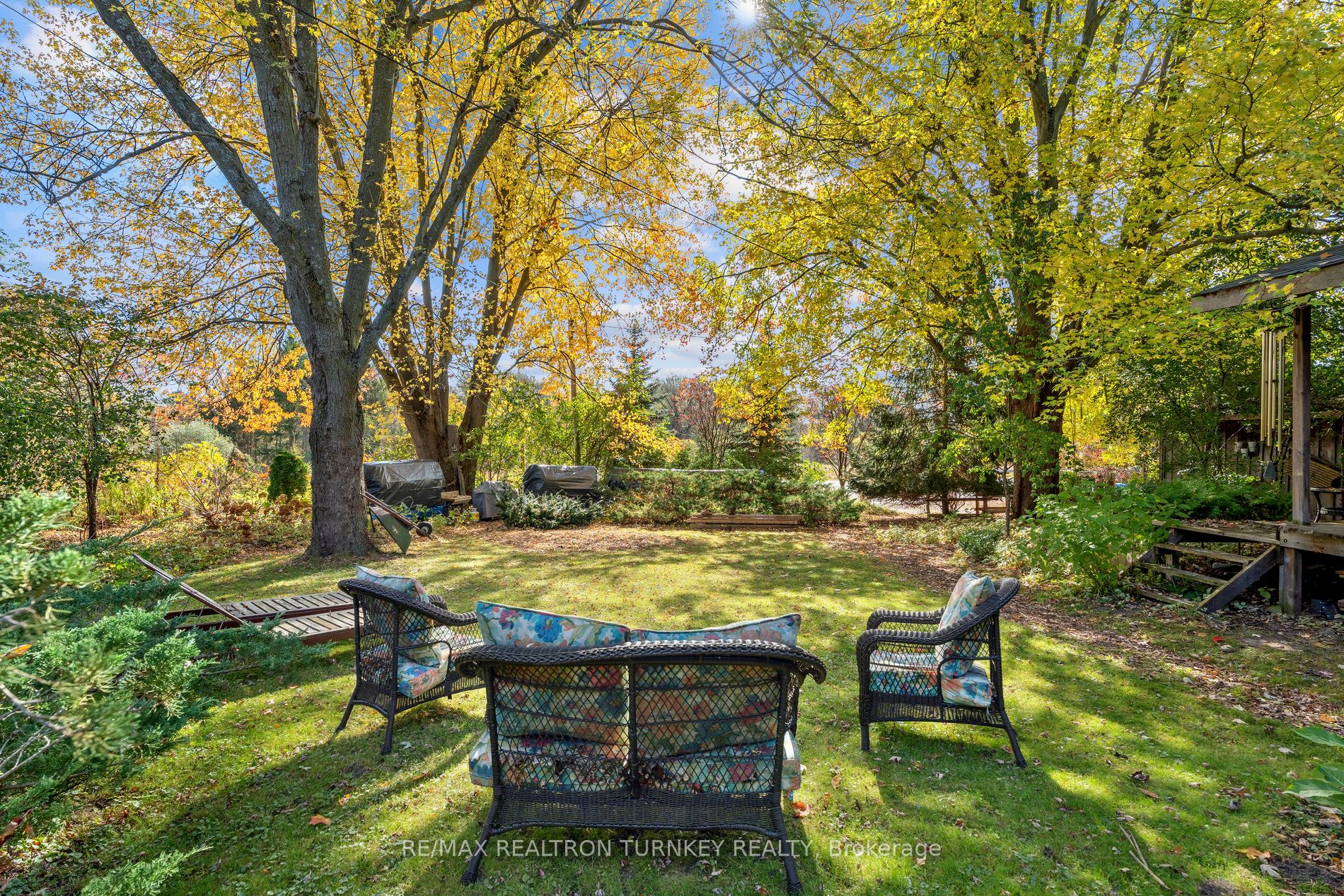2872 Mount Albert Road