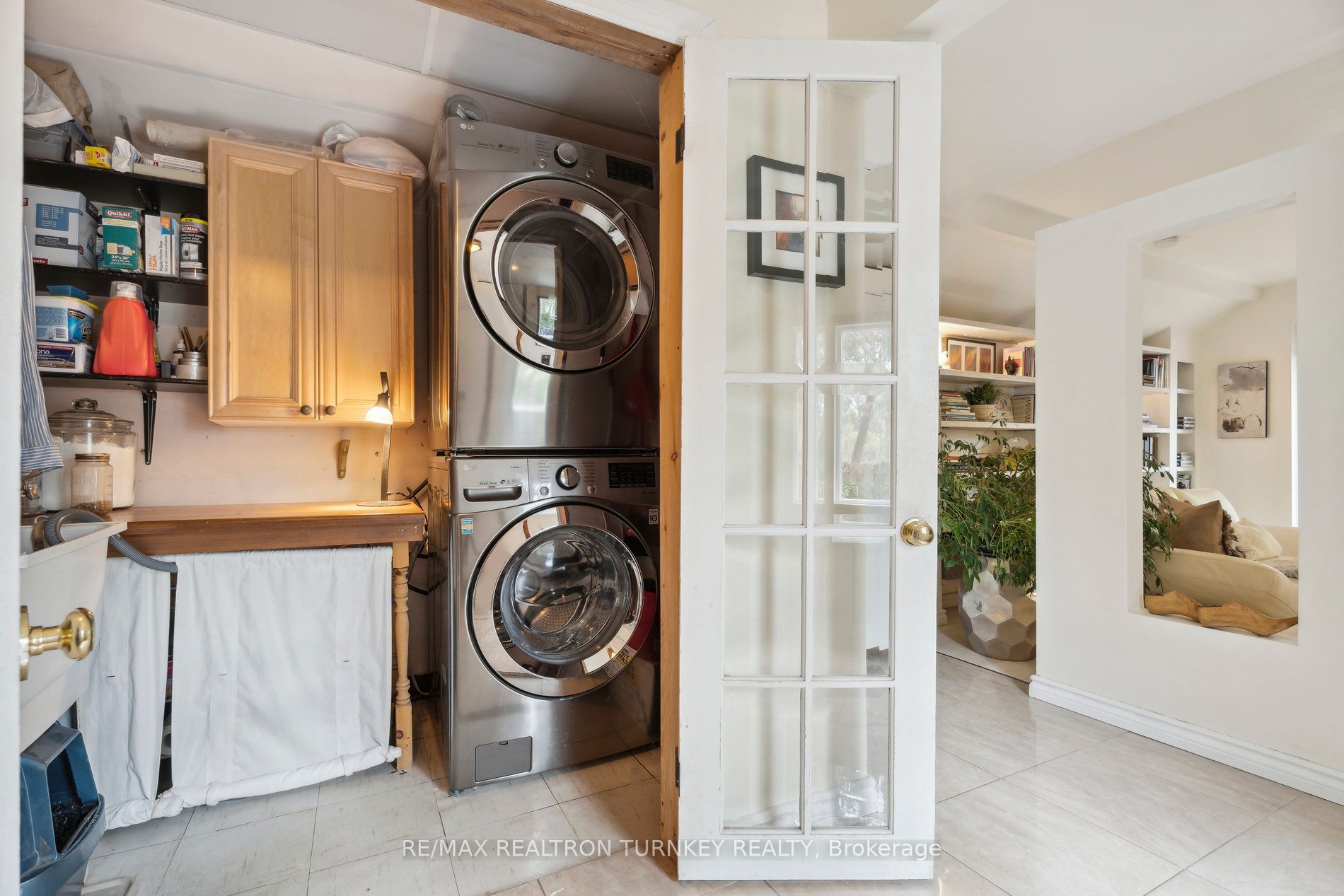 2872 Mount Albert Road