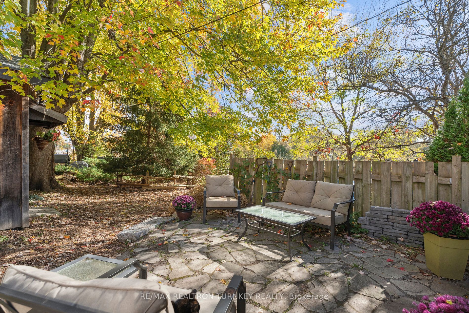 2872 Mount Albert Road