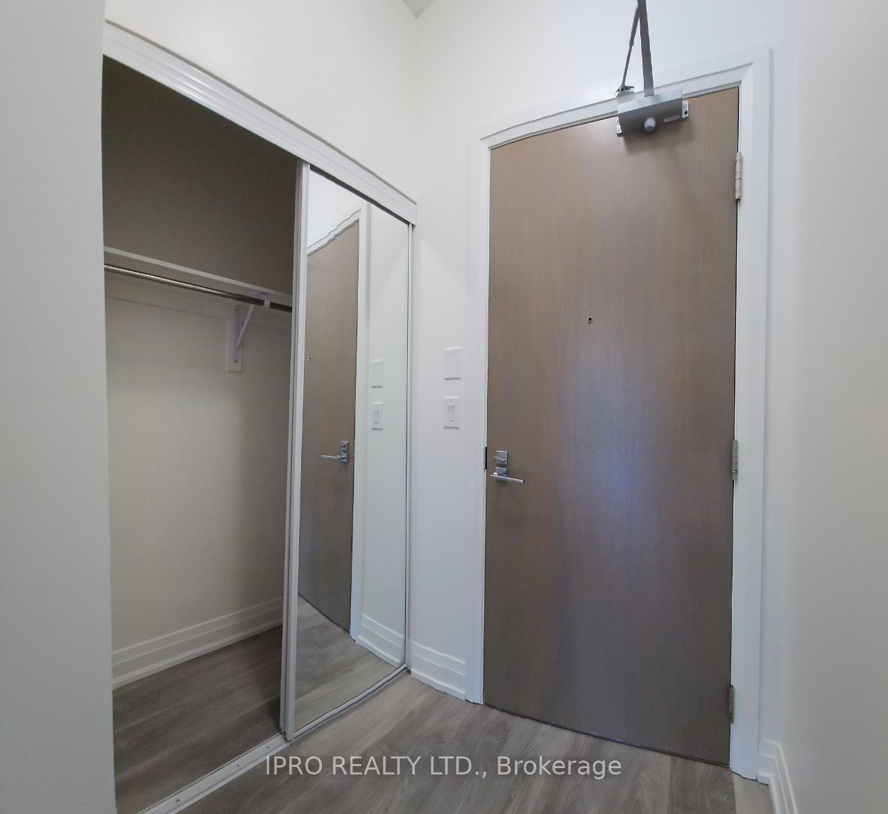 7165 Yonge St, #910