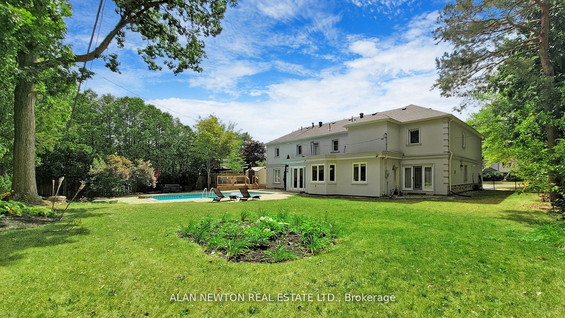 15 Laureleaf Rd