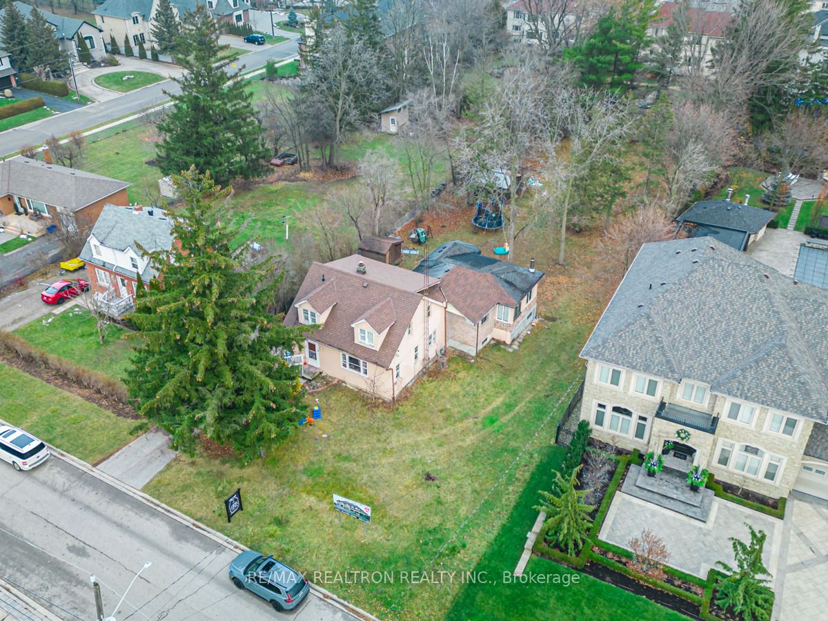 21 Yongeview Avenue