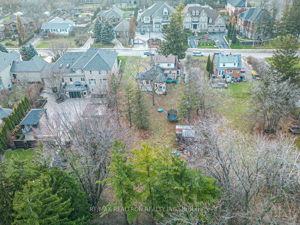 21 Yongeview Avenue