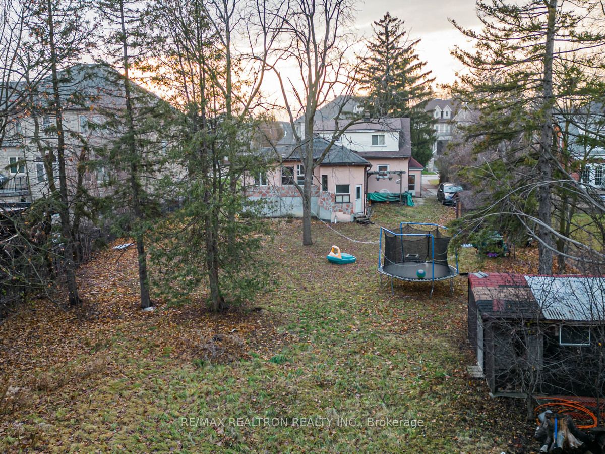 21 Yongeview Avenue