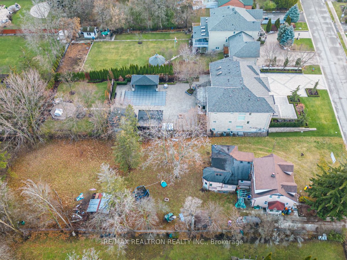 21 Yongeview Avenue