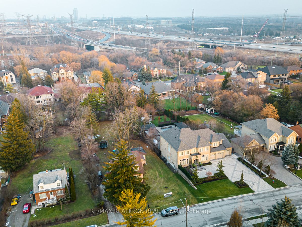 21 Yongeview Avenue