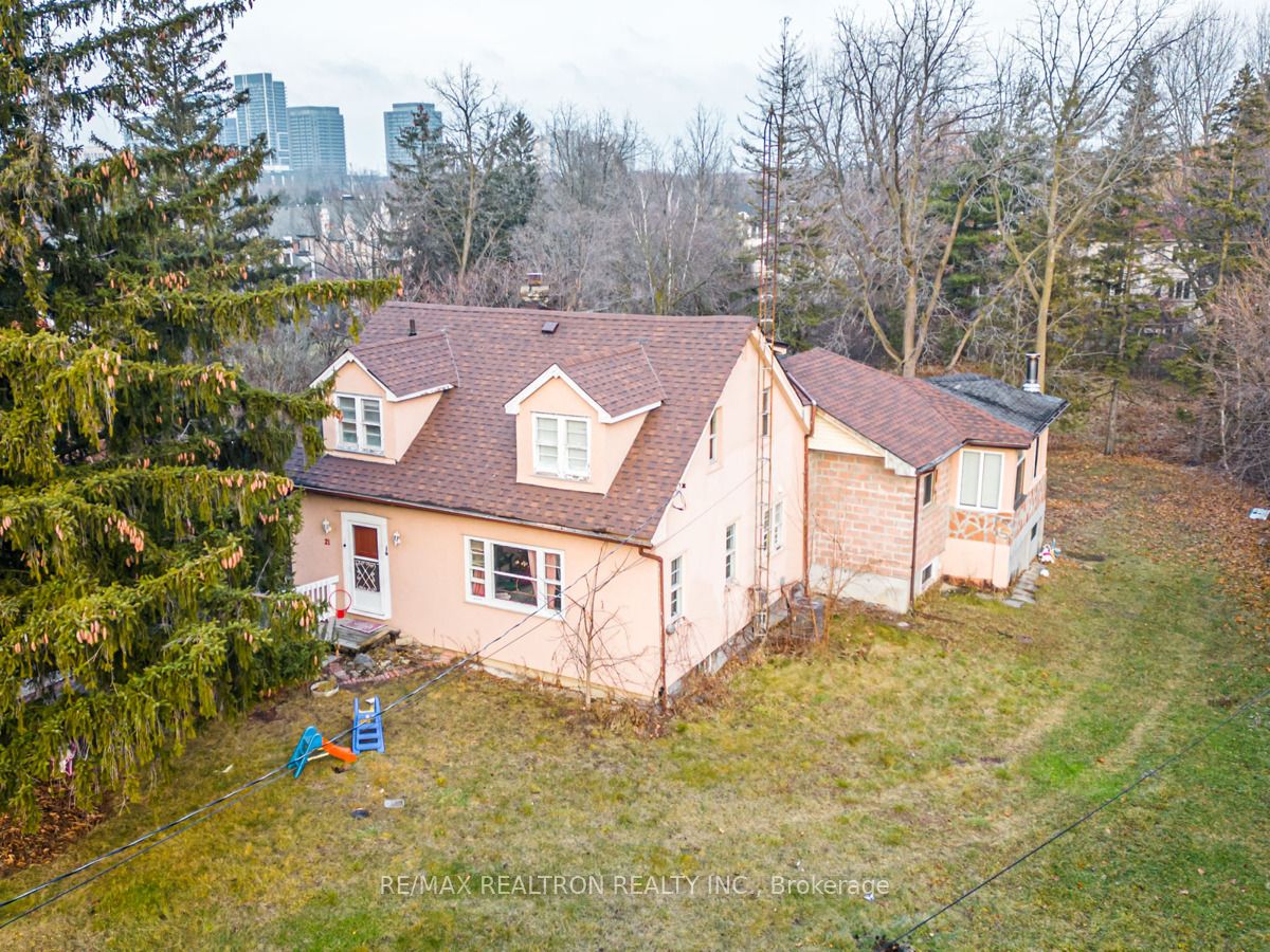 21 Yongeview Avenue