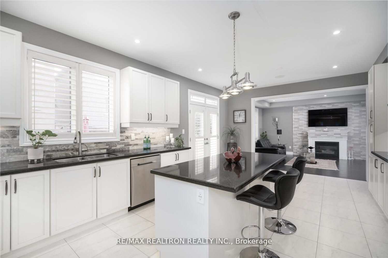 923 Goring Circ