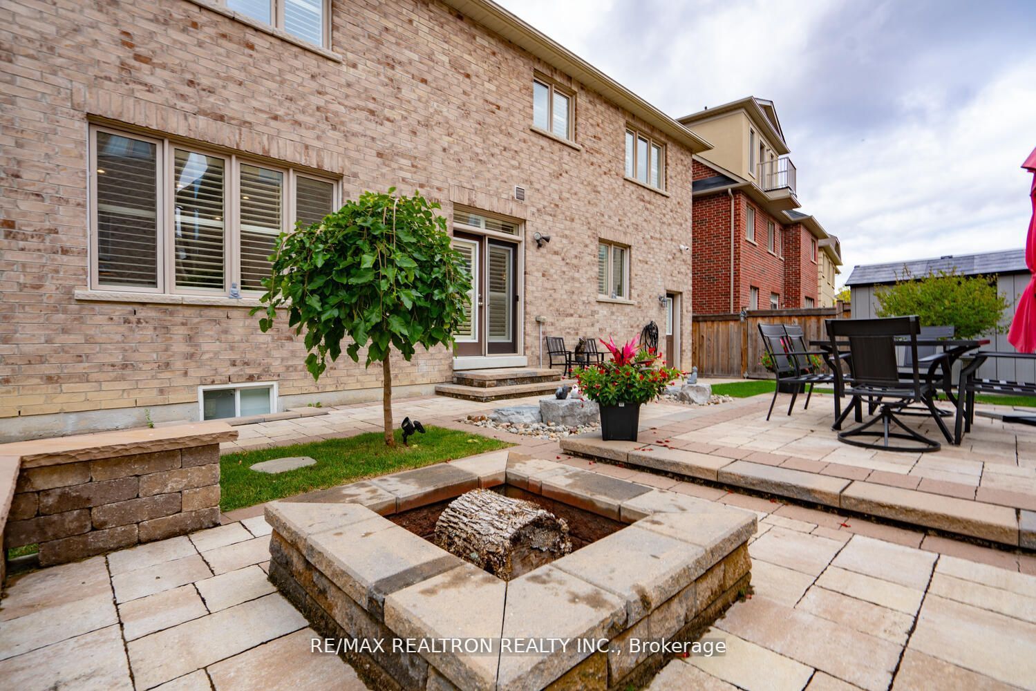 923 Goring Circ