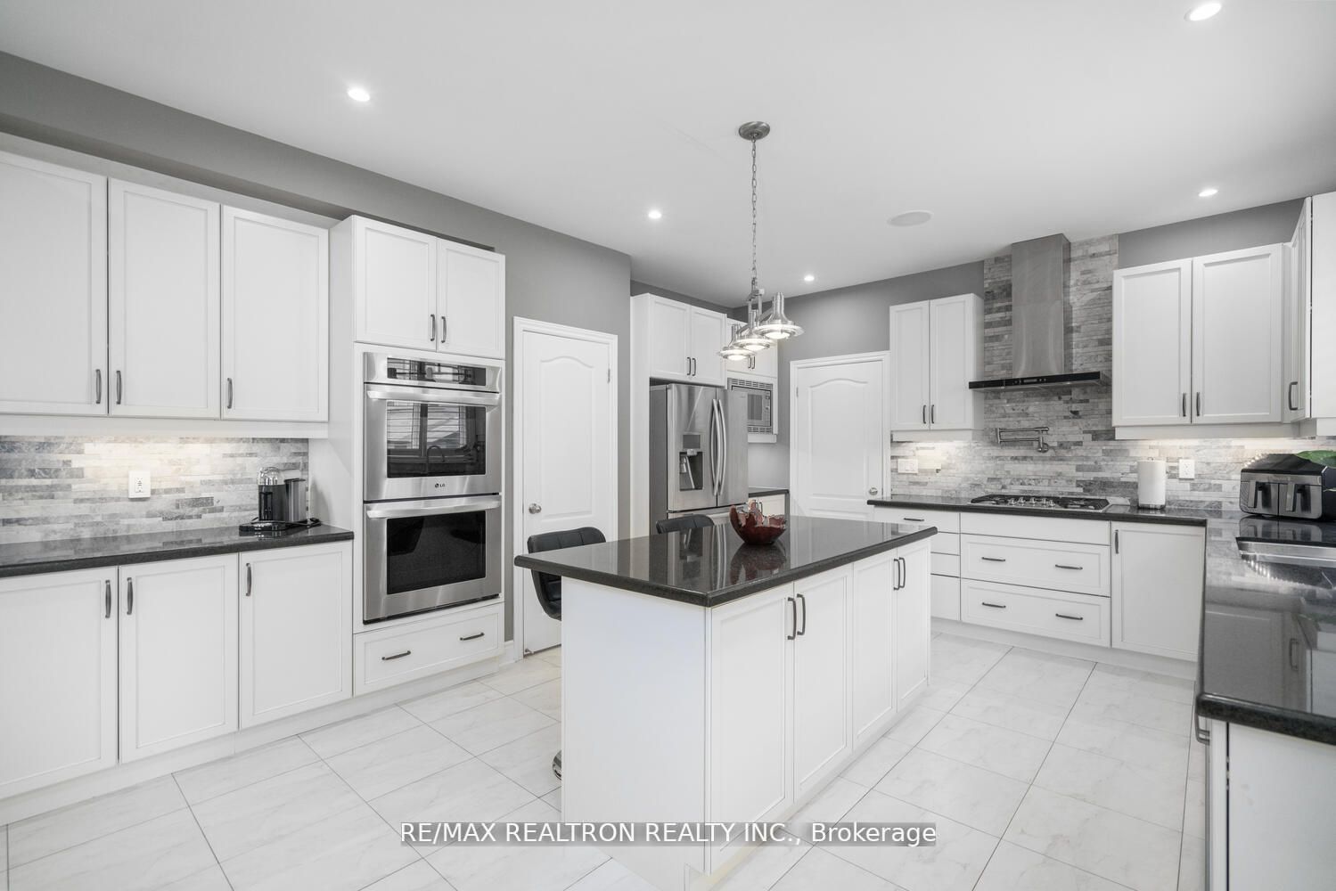 923 Goring Circ