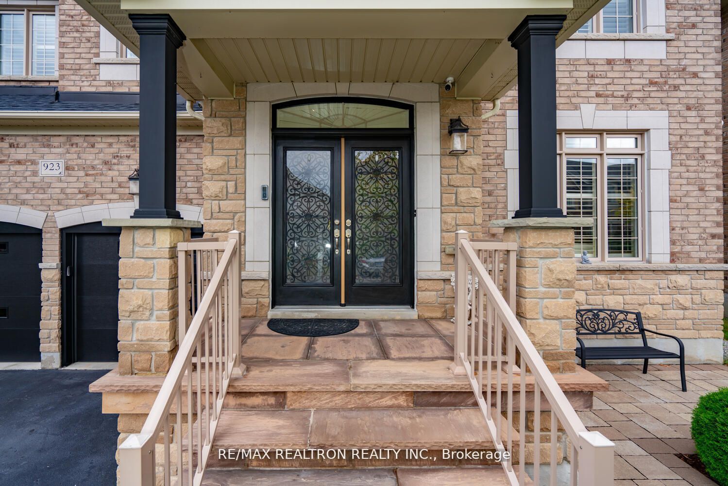 923 Goring Circ