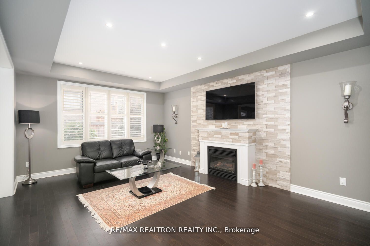 923 Goring Circ