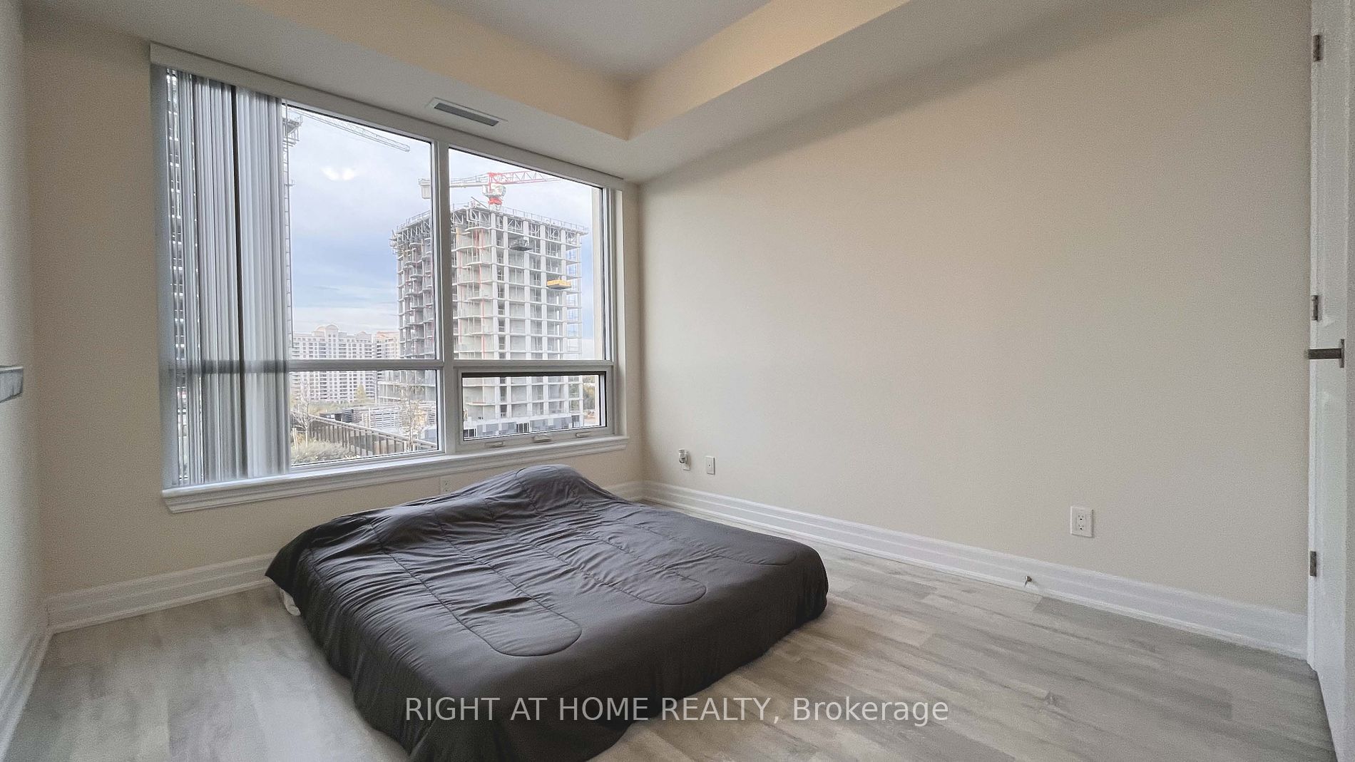 9085 Jane St, #811