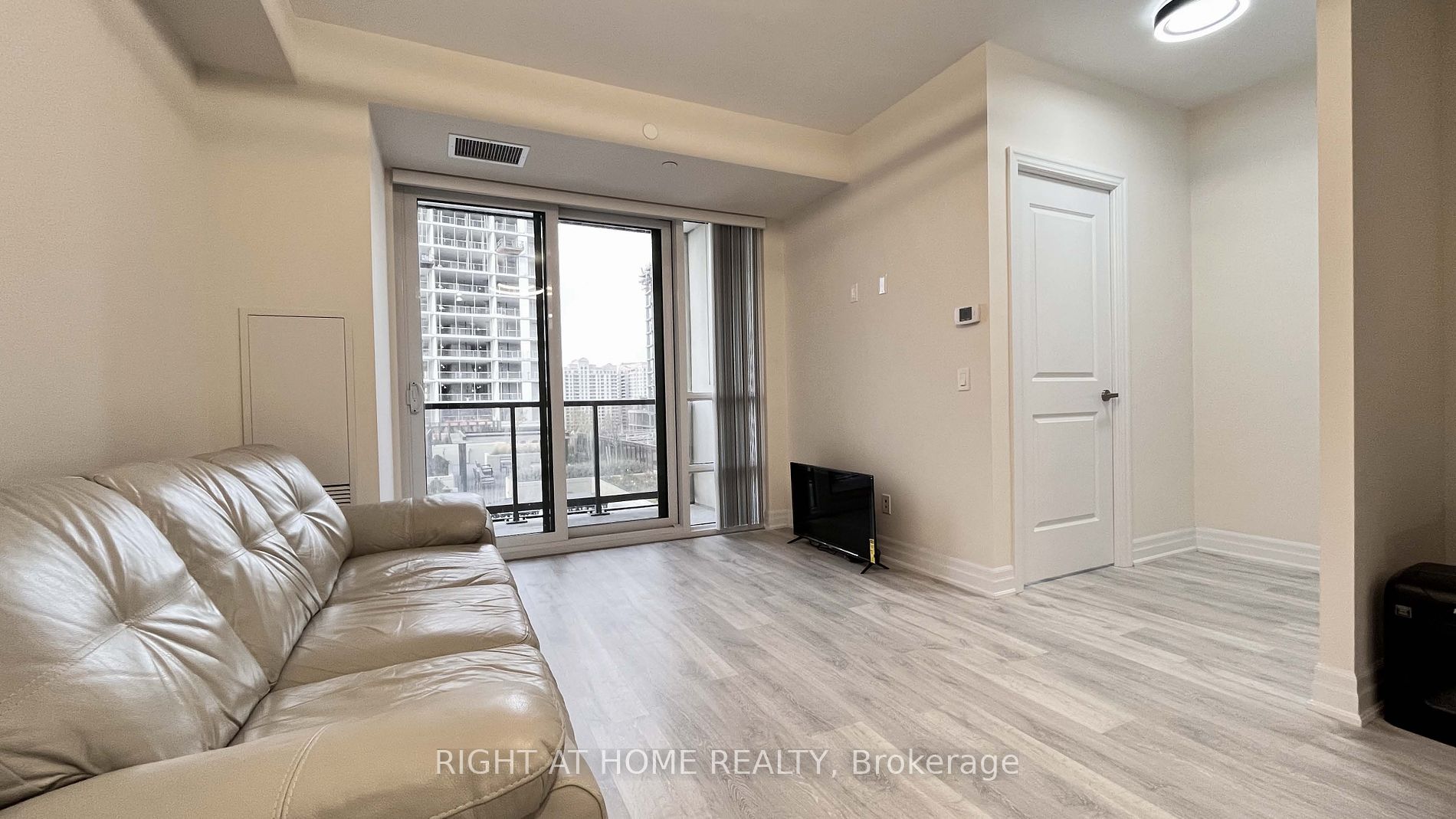 9085 Jane St, #811