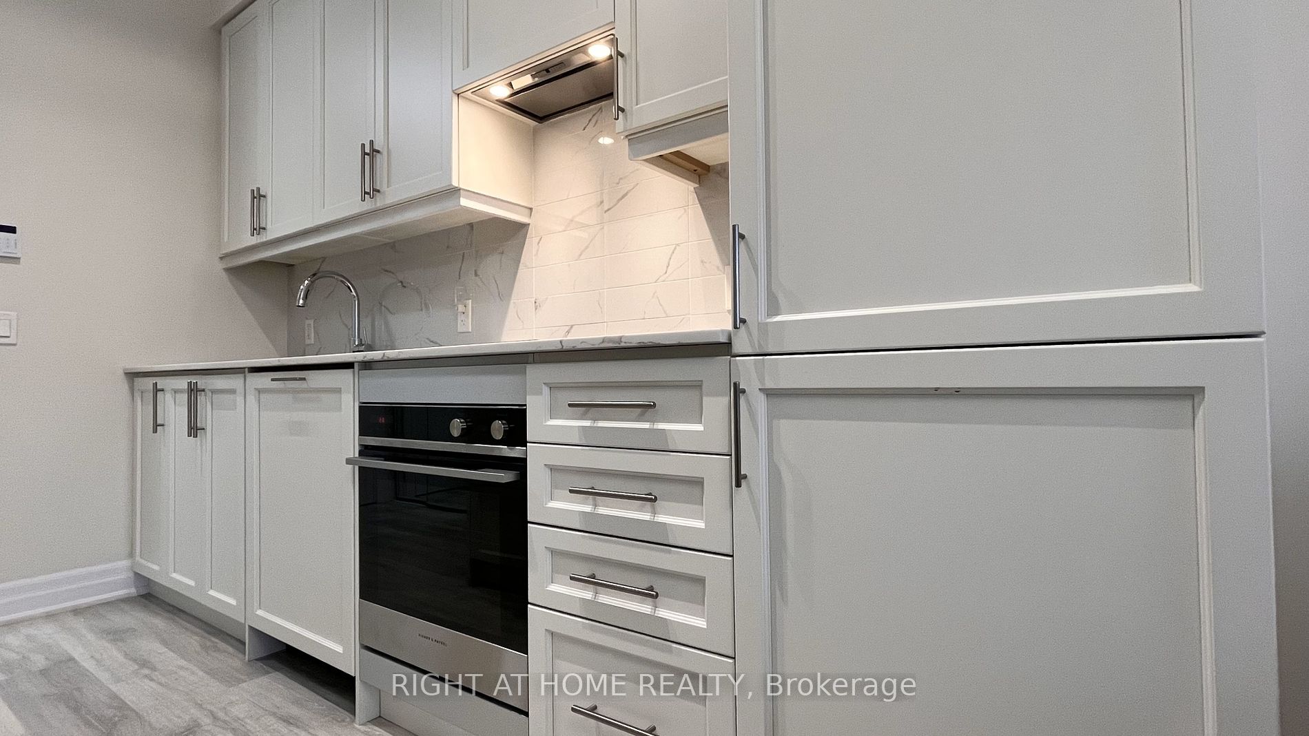 9085 Jane St, #811