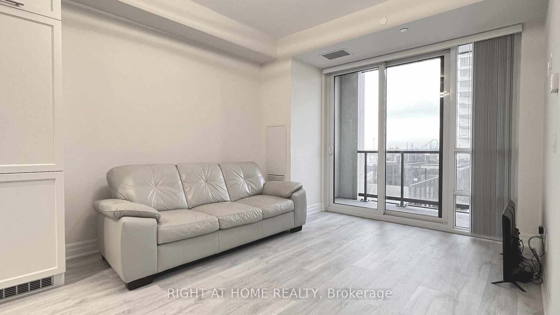 9085 Jane St, #811