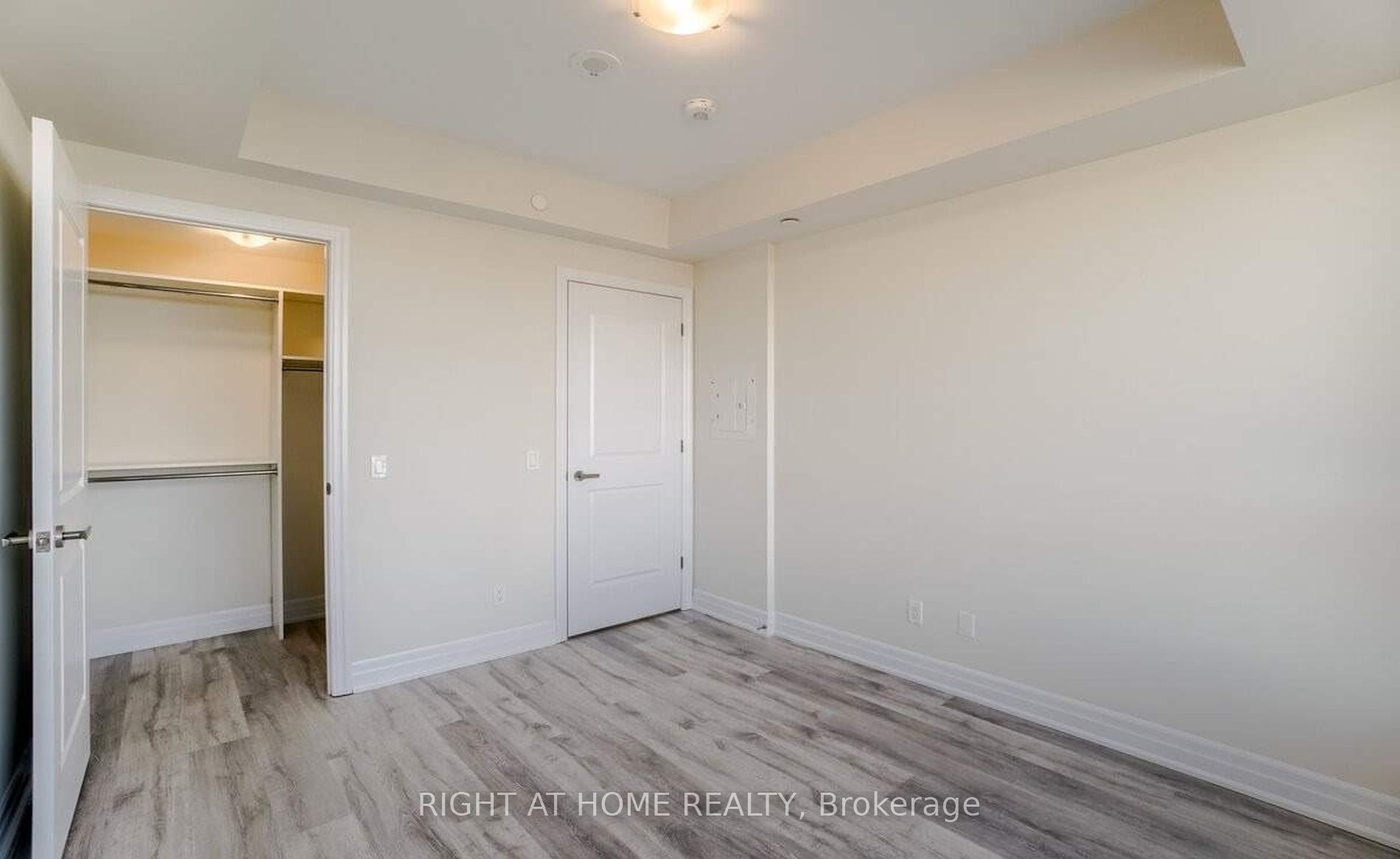 9085 Jane St, #811