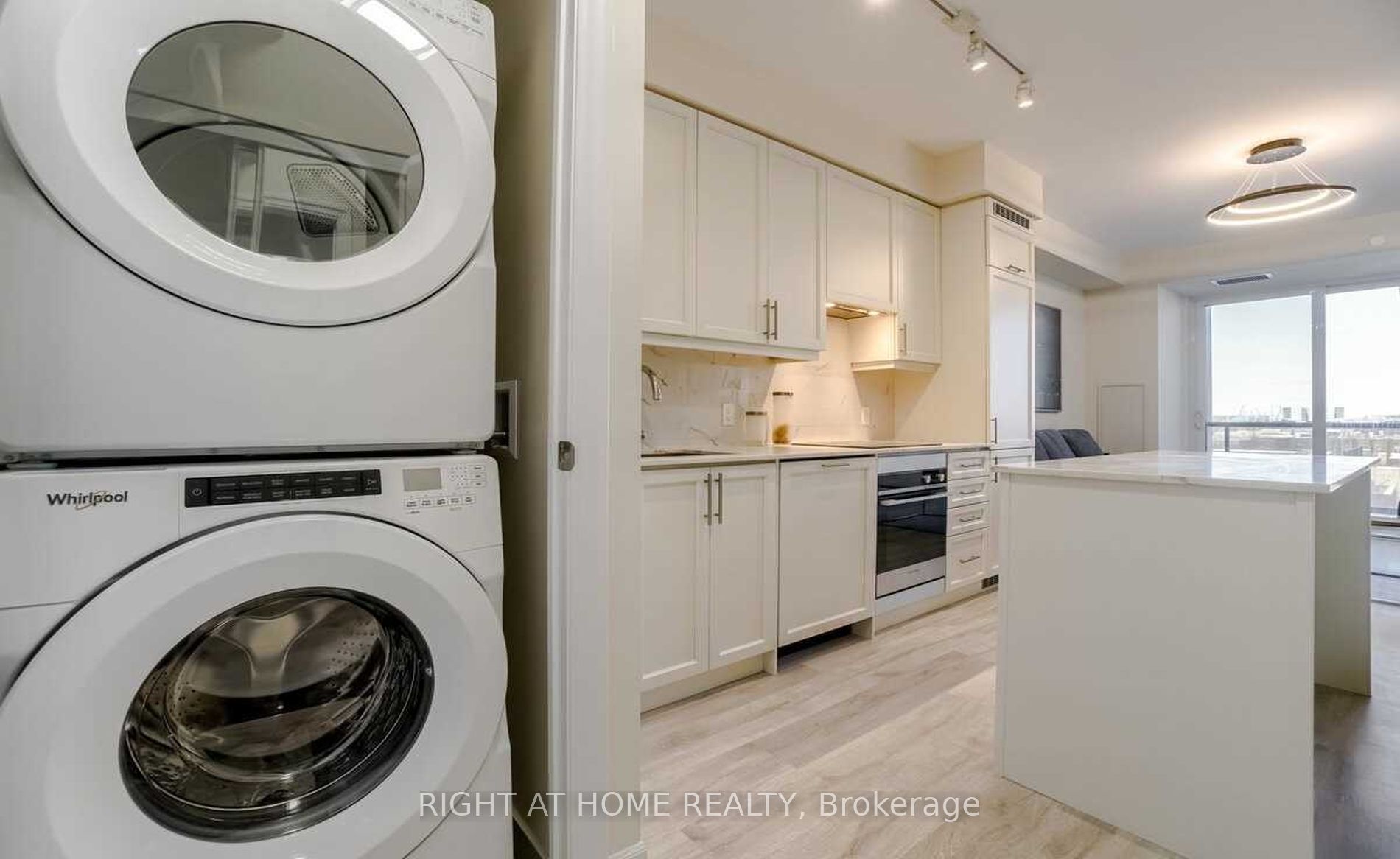 9085 Jane St, #811