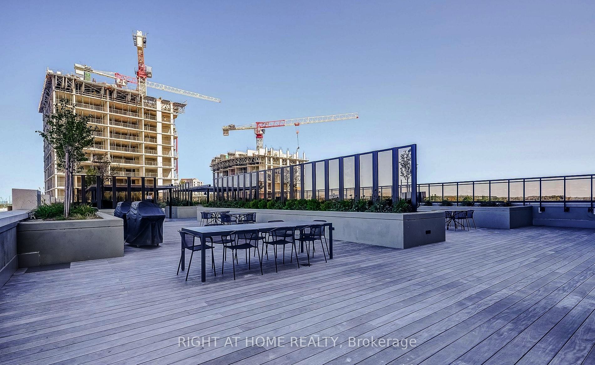 9085 Jane St, #811