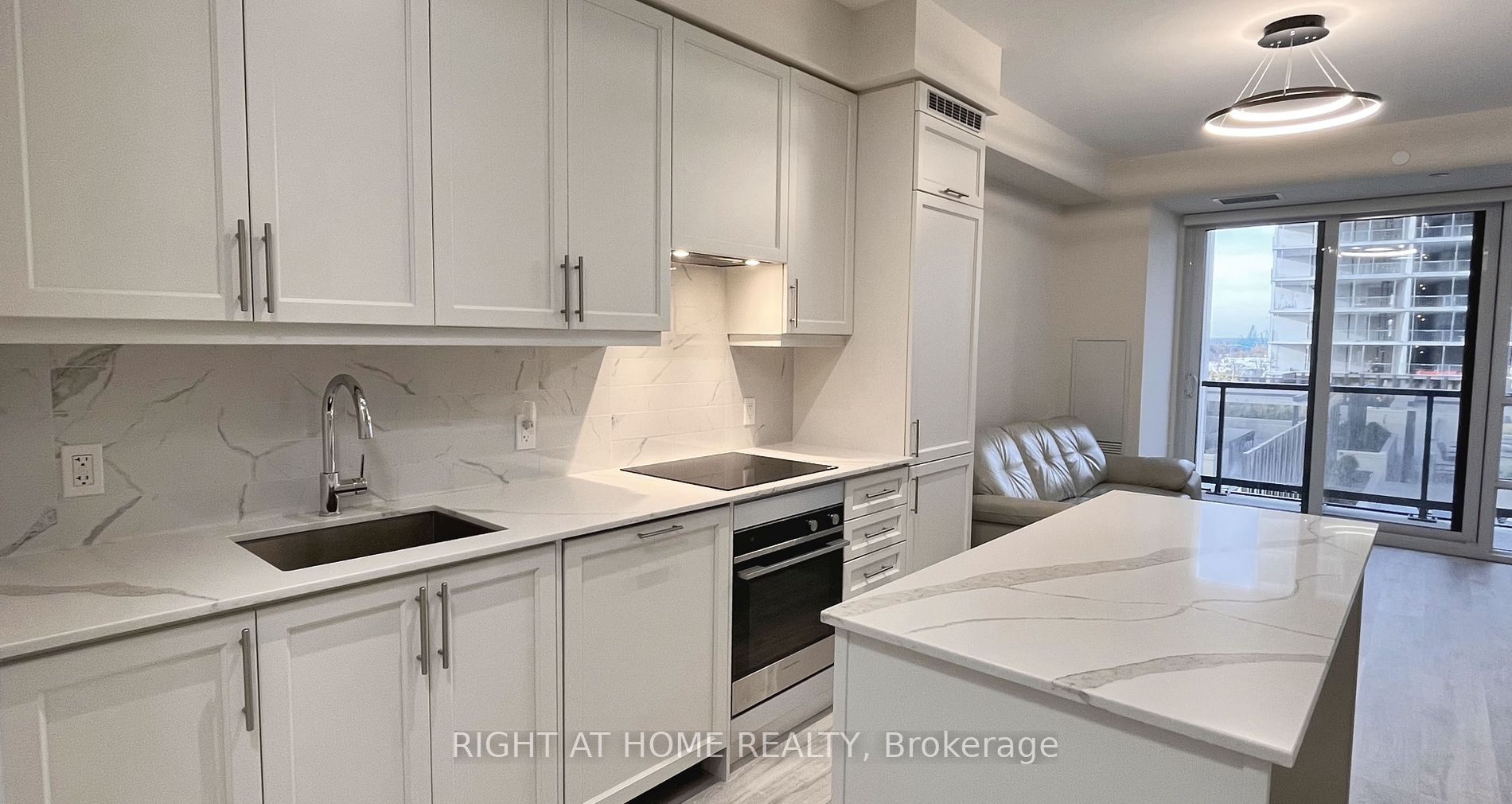 9085 Jane St, #811