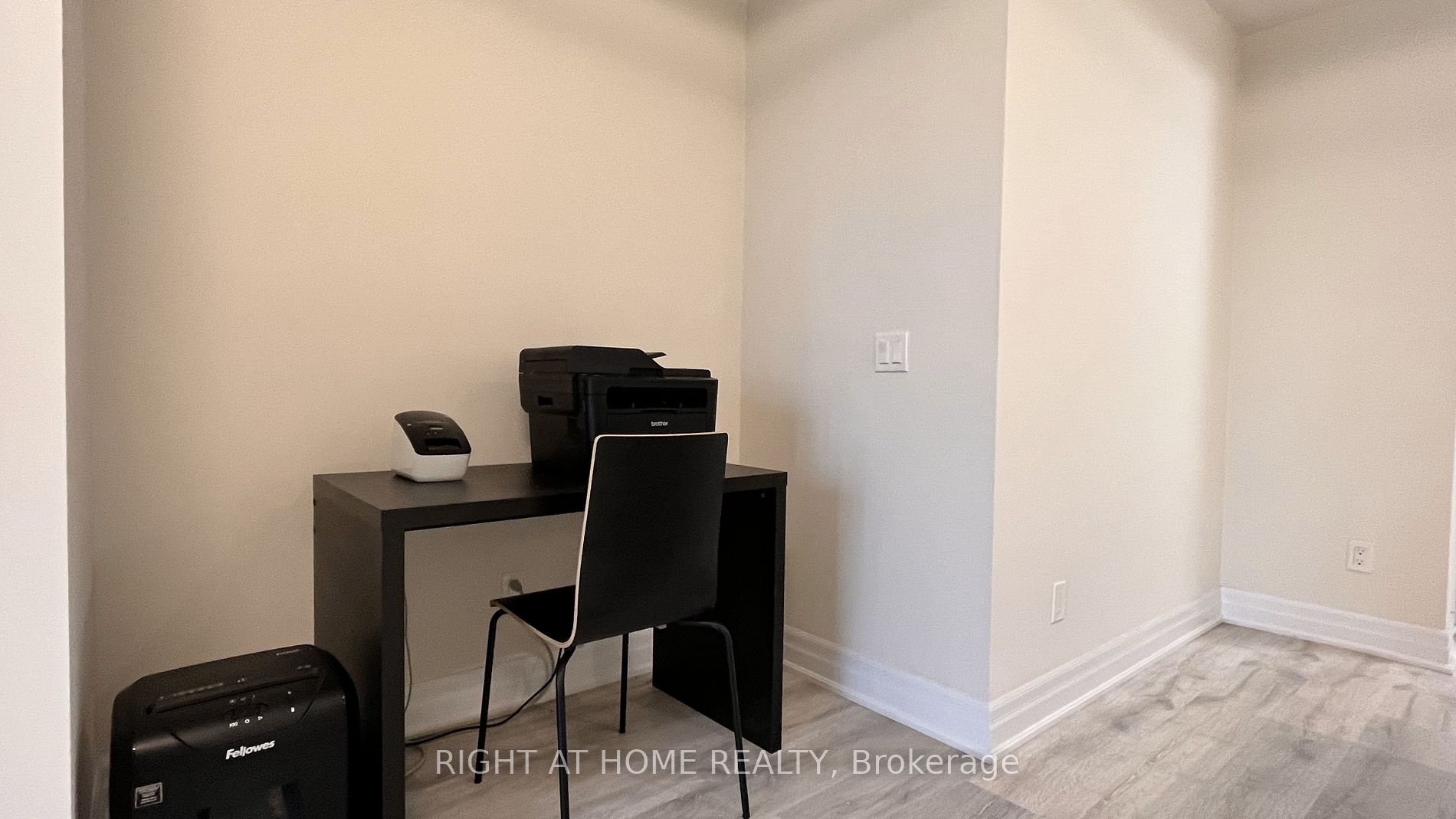 9085 Jane St, #811